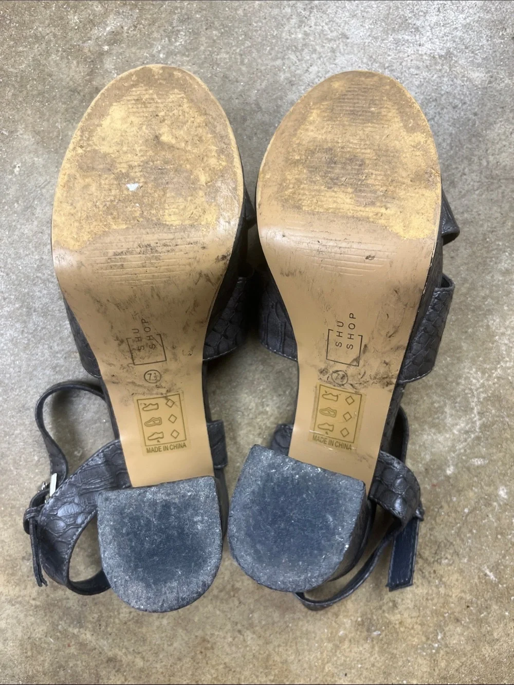 ShuShop Metallic Grey Croc-Embossed Platform Sandals with Block Heel Size: 7 1/2